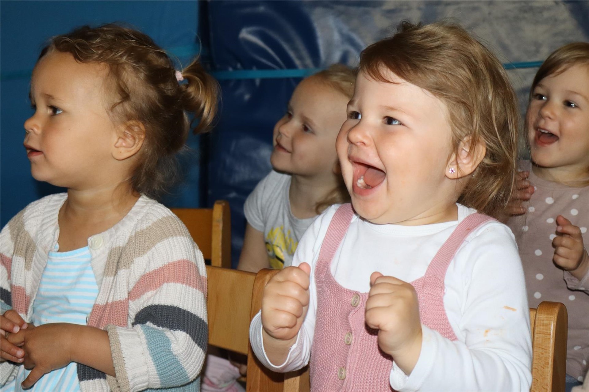 Kinder lachen fröhlich während einer Theateraufführung.
