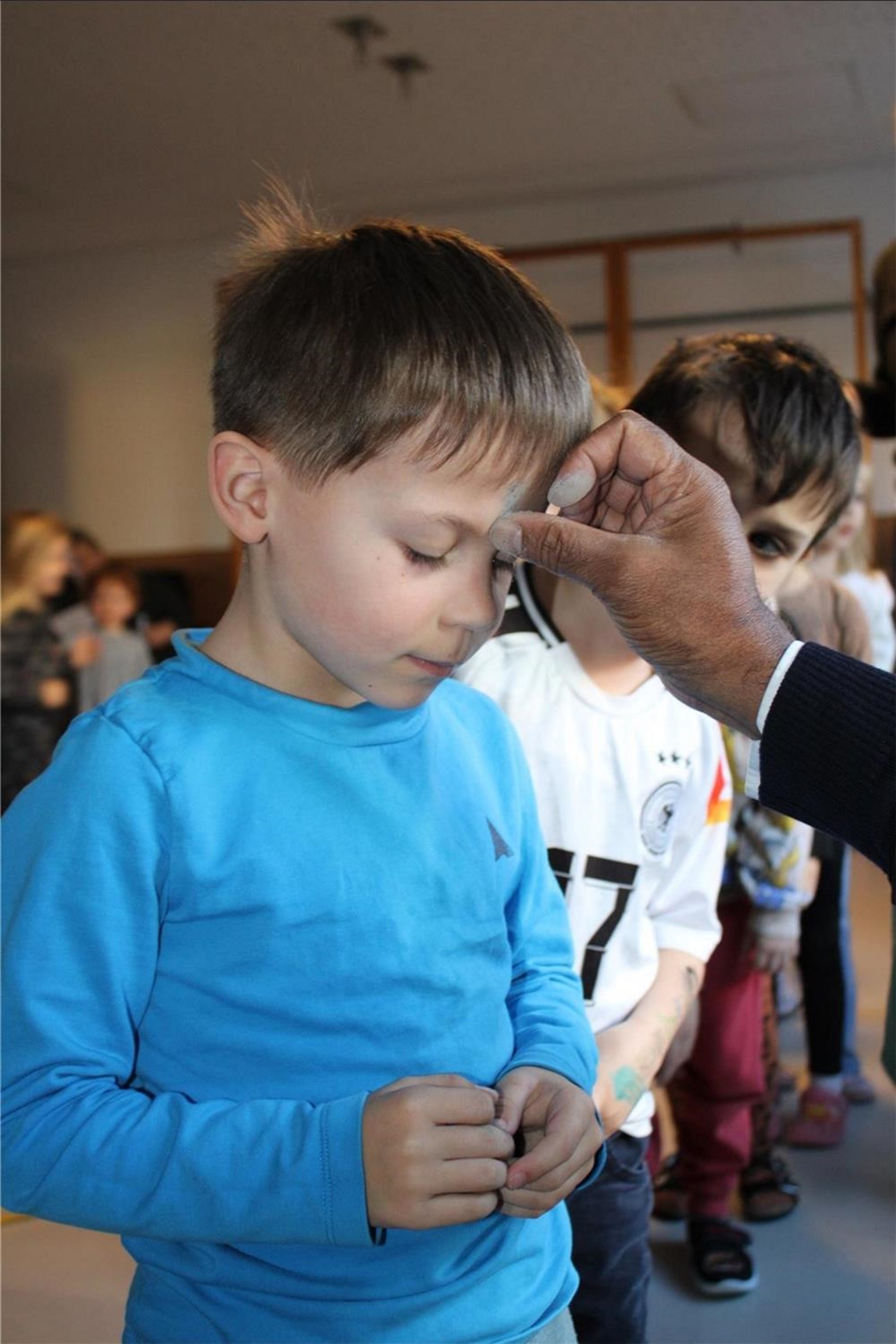 Vier Bilder von Kindern, die Zeichnungen halten und ein Schild mit einer Botschaft präsentieren.