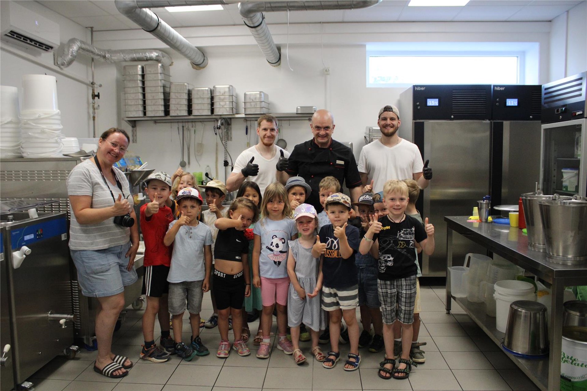 Kindergruppe besucht Eisdiele und schaut bei der Eisproduktion hinter die Theke