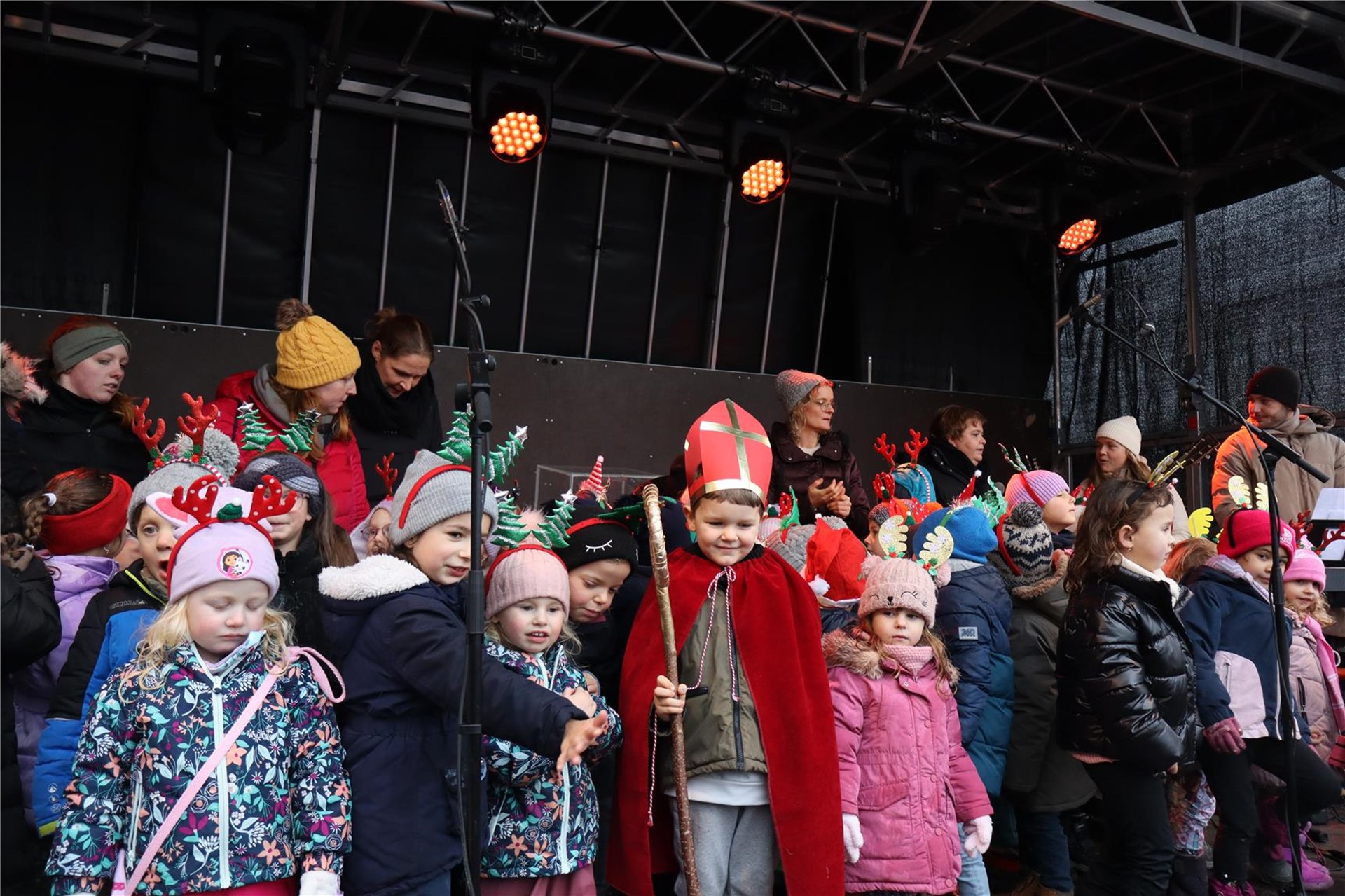 Mehrere Kinder und erwachsene in Kostümen oder ohne
